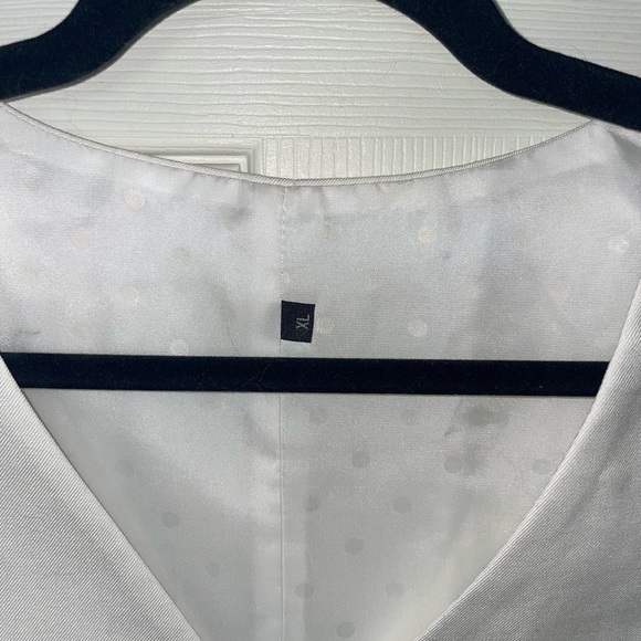 Unbranded Women's White Sleeveless Vest XL 21.5” pit to pit - Picture 2 of 3